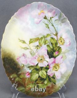 Plateau en porcelaine de Limoges Pouyat peint à la main signé JP Wernig, Baltimore, avec des roses sauvages roses, vers 1903.