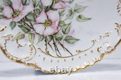Plateau ou plat en porcelaine AL Limoges France peint à la main, avec motifs floraux et bordure dorée.