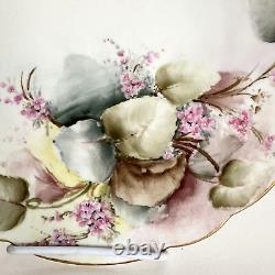 Plateau ovale en porcelaine peinte à la main T&V Limoges, bordures dorées à la feuille d'or, fleurs sauvages roses.