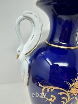 Porcelaine de Limoges peinte à la main avec accents dorés Vase de 14,75 pouces avec poignées en forme de cygne