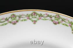 Service de neuf assiettes plates en porcelaine de Limoges français par M. Redon, guirlandes de roses avec dorures.