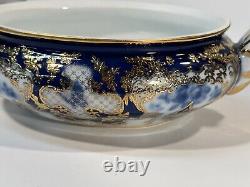 Soupière en porcelaine française de Limoges peinte à la main, couleur bleu royal, avec ornements en or massif.