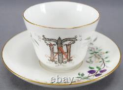 Tasse à café et soucoupe Haviland Limoges peintes à la main avec des mûres et un monogramme, vers 1880.