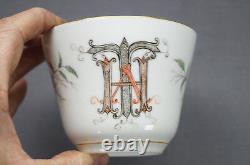 Tasse à café et soucoupe Haviland Limoges peintes à la main avec des mûres et un monogramme, vers 1880.