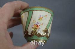 Tasse à café et soucoupe Limoges peinte à la main avec des fleurs vertes, ivoire et dorées en relief