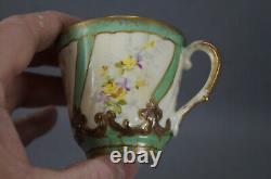 Tasse à café et soucoupe Limoges peinte à la main avec des fleurs vertes, ivoire et or en relief