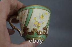 Tasse à café et soucoupe Limoges peintes à la main, motif floral vert ivoire et dorure en relief