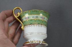 Tasse à chocolat et soucoupe Limoges Ahrenfeldt à motifs floraux peints à la main, vert élevé doré.