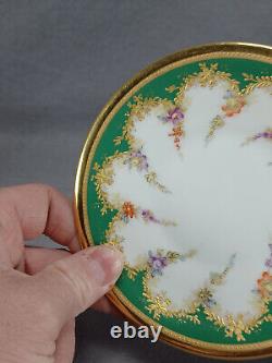 Tasse à chocolat et soucoupe T&V Limoges peinte à la main, motif floral vert et doré en relief.