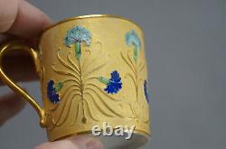 Tasse à espresso et soucoupe Limoges antique peinte à la main avec des fleurs de bleu carnation et de l'or