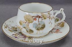 Tasse à thé et soucoupe GDM Limoges peintes à la main, motif floral rose bleu et doré, vers 1882-1890.