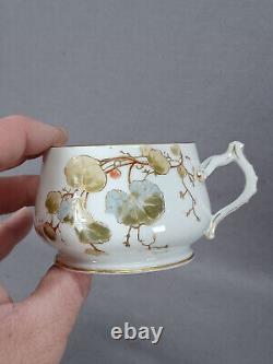 Tasse à thé et soucoupe GDM Limoges peintes à la main, motif floral rose bleu et doré, vers 1882-1890.