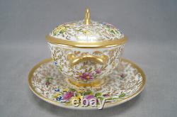 Tasse et soucoupe à bouillon en porcelaine de Limoges, peintes à la main avec des roses roses et dorées, années 1890