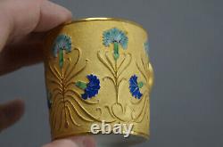 Tasse et soucoupe ancienne en porcelaine de Limoges peinte à la main avec des fleurs de carnation bleue et de l'or.
