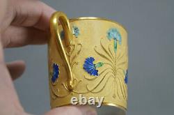 Tasse et soucoupe ancienne en porcelaine de Limoges peinte à la main avec des fleurs de carnation bleue et de l'or.
