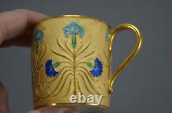 Tasse et soucoupe en porcelaine de Limoges, peinte à la main avec des fleurs de bleu de chardon et de l'or